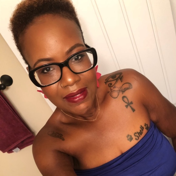 💜Hey Everyone💜 Don’t be shy make me offer ☺️ - Picture 1 of 3